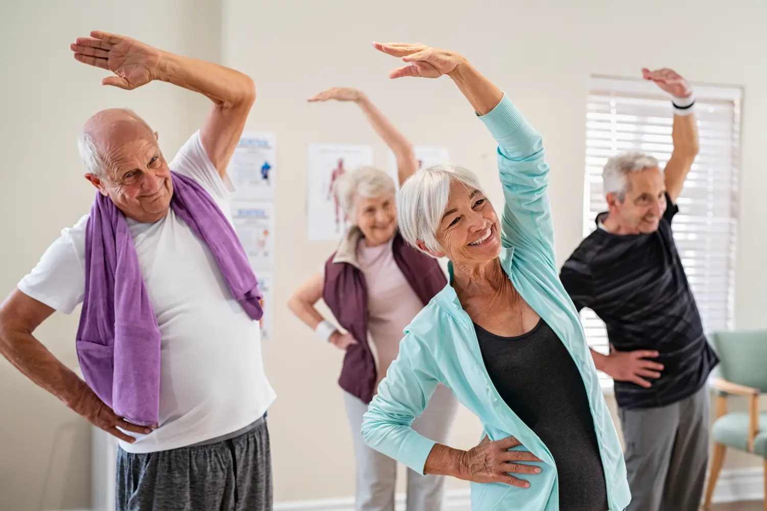 Ältere Menschen dehnen sich im Fitnessstudio