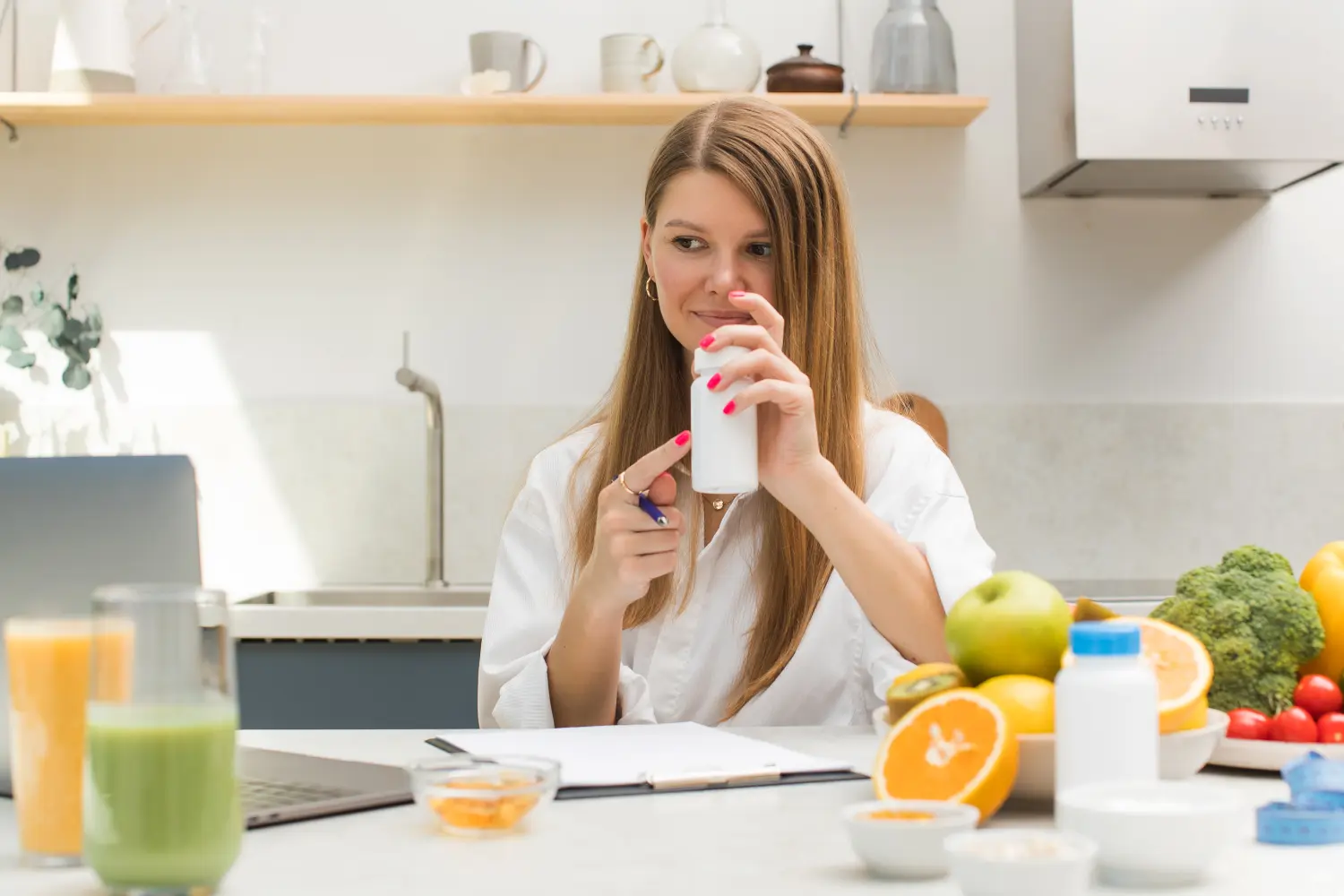 Eine junge Ernährungsberaterin berät einen Patienten online über einen Laptop zur Einnahme von Vitaminen und Nahrungsergänzungsmitteln